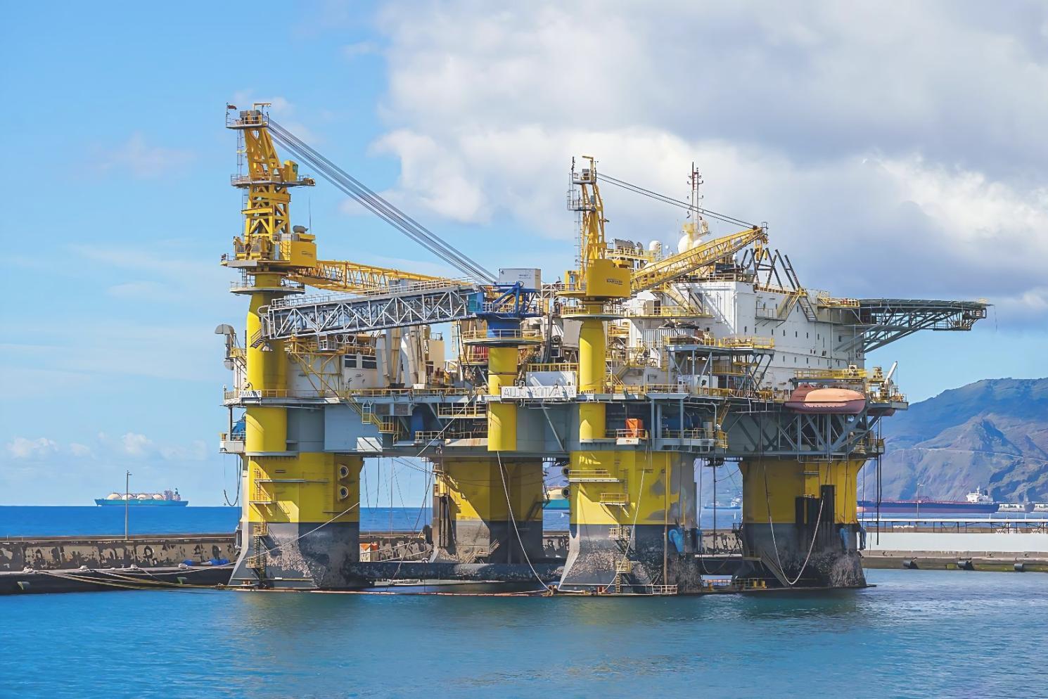 Специалисты за работой над геологической документацией